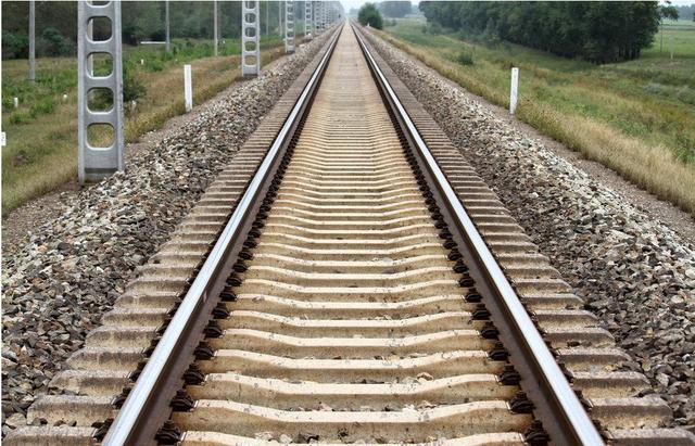 你知道吗？火车行驶的铁轨建造为什么都是用生锈的铁？